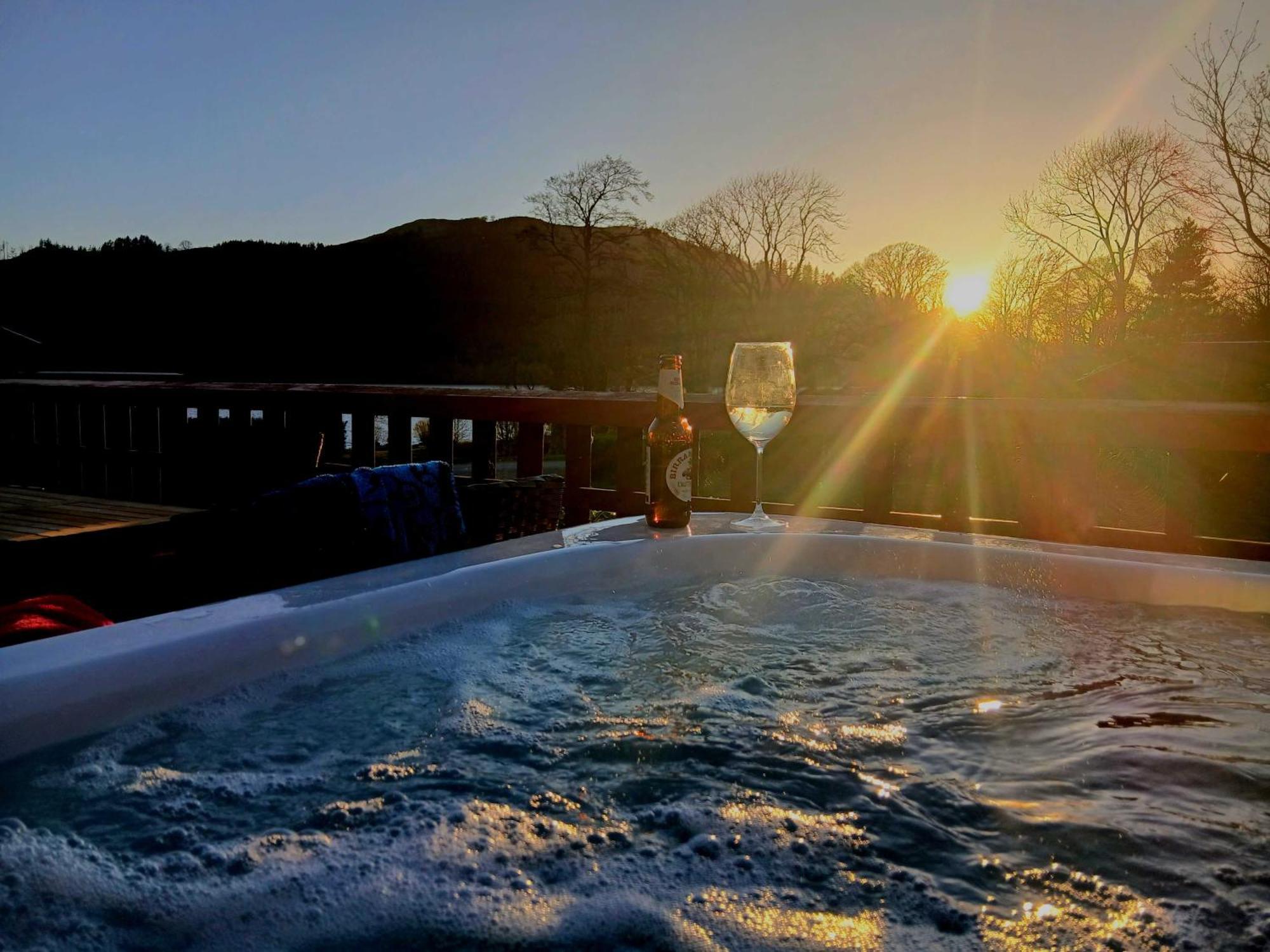 By The - District - Hot Tub Hébergement de vacances